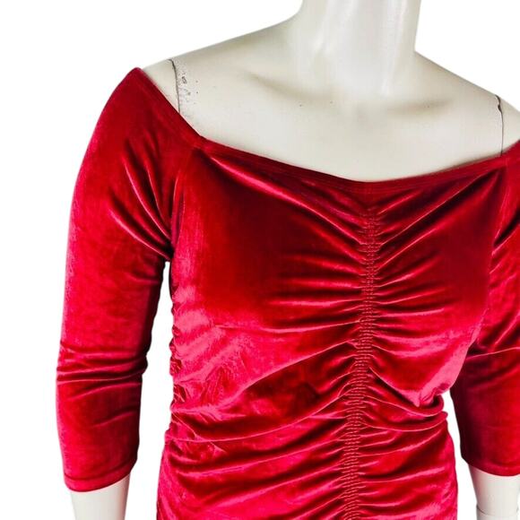 New Torrid Woman Sz 1X 1 Red Velvet Shirred Front Off Shoulder Top Stretch NWT - Picture 4 of 9